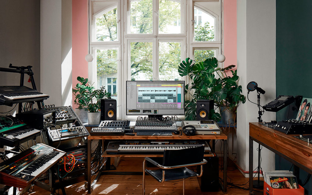 studio di registrazione a casa con software daw. Programi, strumenti musicali, dispositivi elettronici per allestire il proprio home recording studio